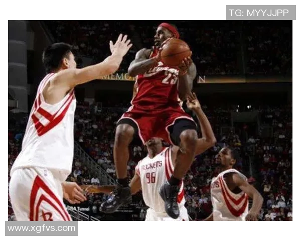 詹姆斯与姚明的篮球传奇对决：两位巨星的巅峰时刻与友谊故事